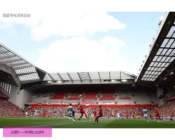 曼联宣布老特拉福德球场顶棚漏水修复工程因暴雨再次暂停作业